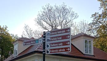 В Праге указатели на главные достопримечательности не дублируются на английский язык