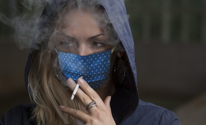 Людей, курящих на улице, будут штрафовать за отсутствие маски