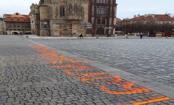 Полиция ищет человека, сделавшего надпись на брусчатке Староместской площади в Праге