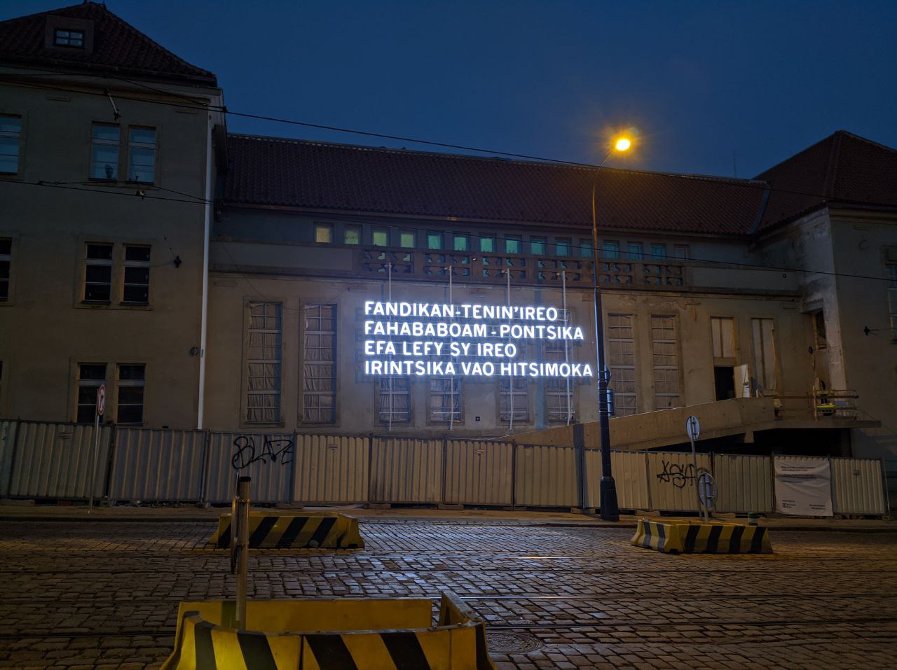 На фасаде здания будущего нового центра современного искусства Kunsthalle Praha (U Bruských...