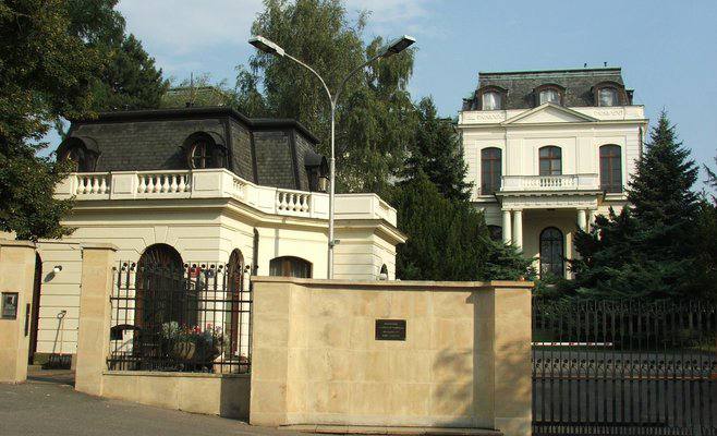 Стену российского посольства в Праге измазали кетчупом