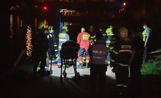 В судоходном канале в центре Праги ночью затонул автомобиль