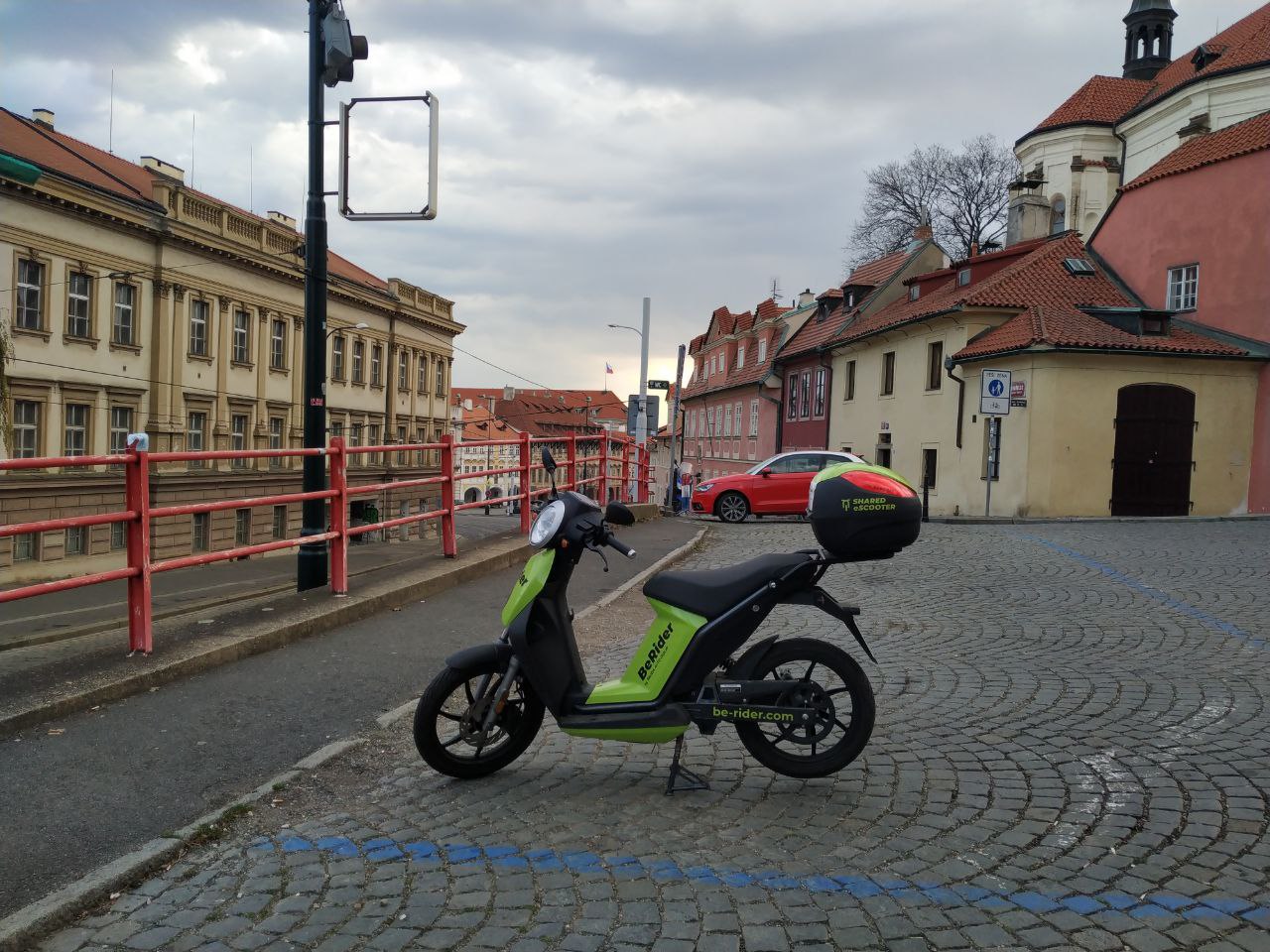 В Праге появились ​электроскутеры BeRider