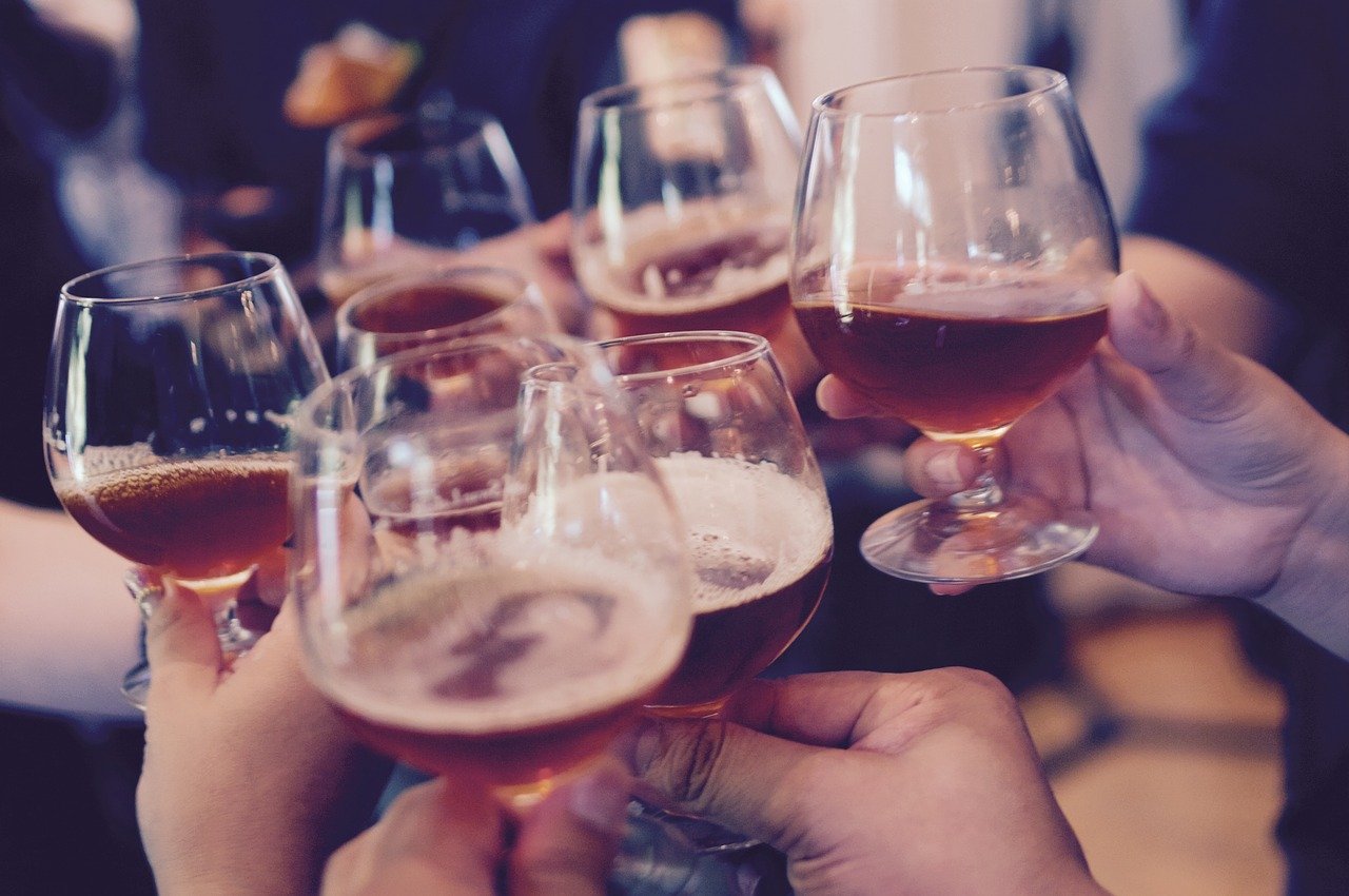 В Либерце 15 человек распивали алкоголь в ресторане