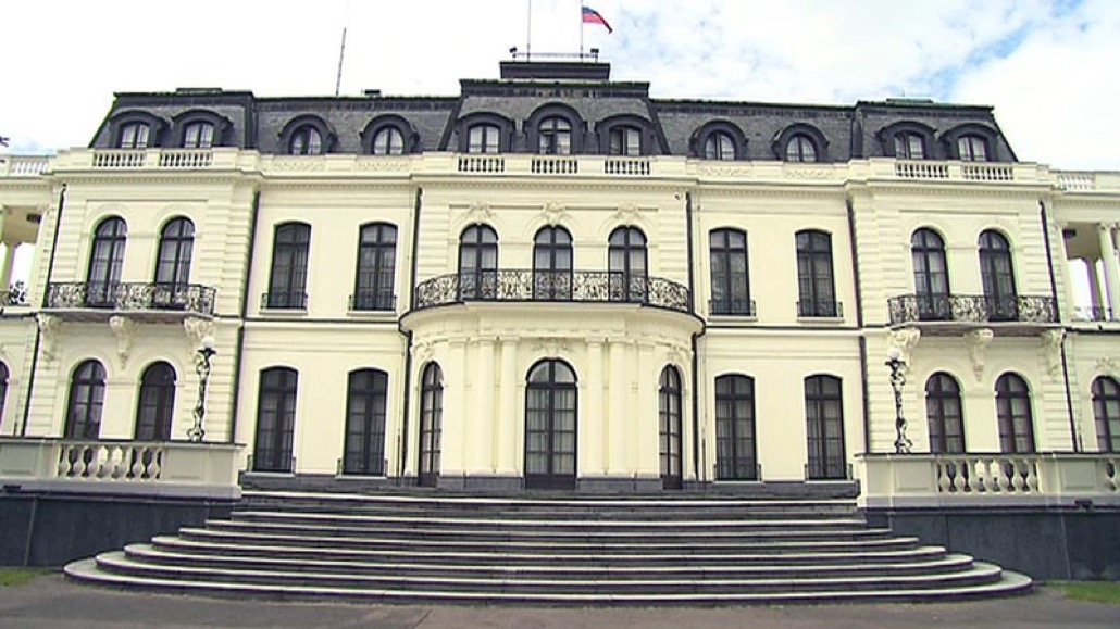 Территорию вокруг российского посольства в Праге охраняет полиция