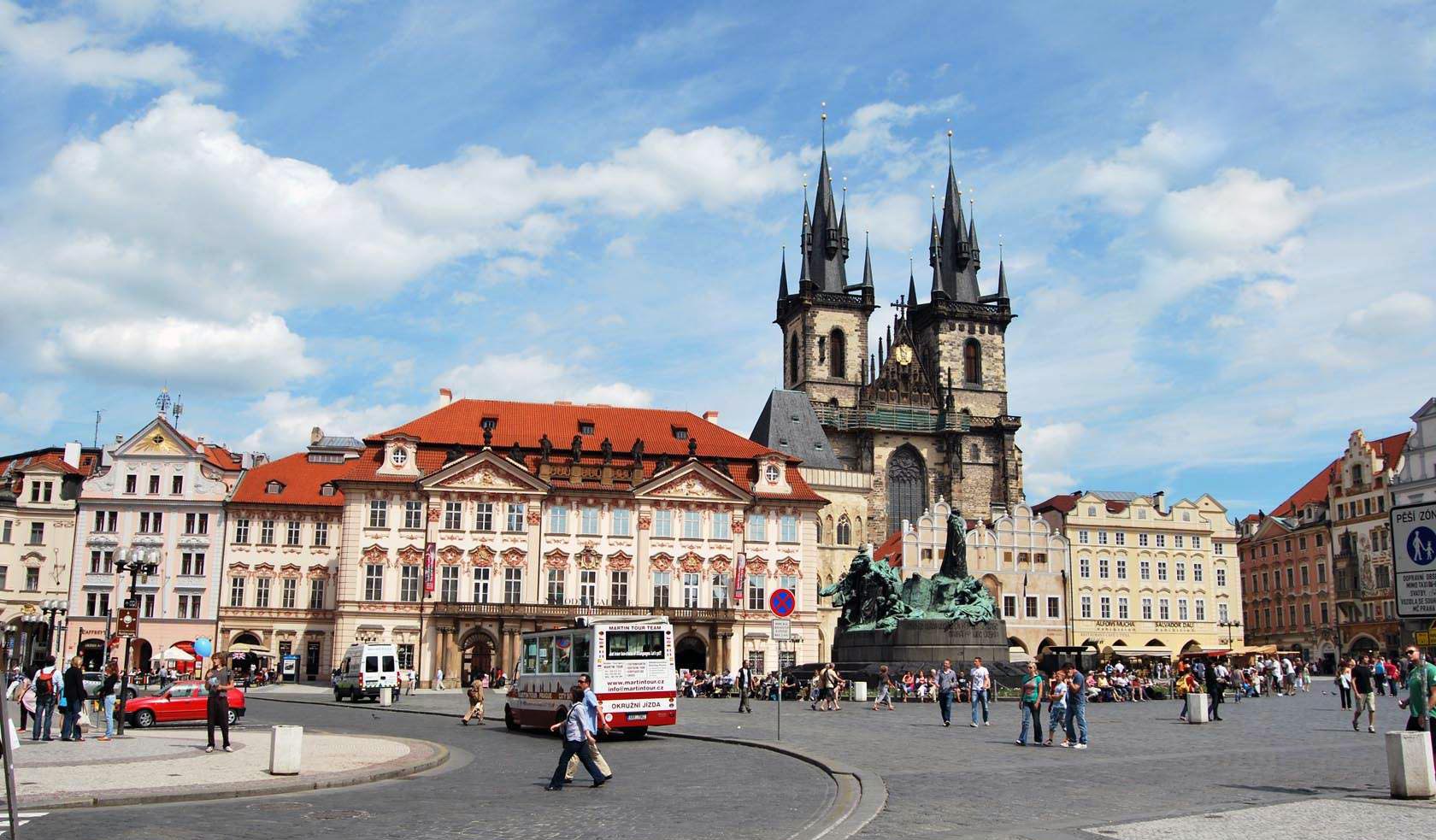 Староместскую площадь в Праге покрыли тысячи крестов